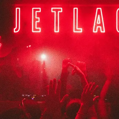 I ragazzi in Sardegna ballano a ritmo di JetLag: dai club ai castelli, uniti dalla musica