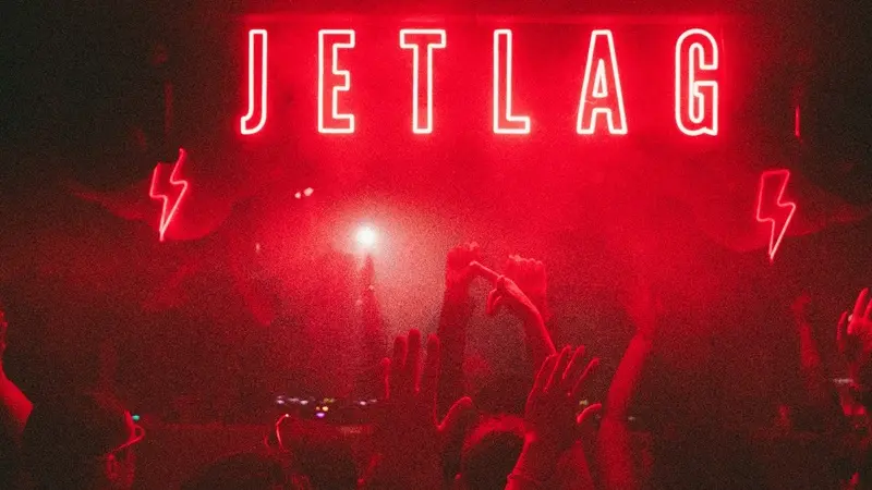 I ragazzi in Sardegna ballano a ritmo di JetLag: dai club ai castelli, uniti dalla musica