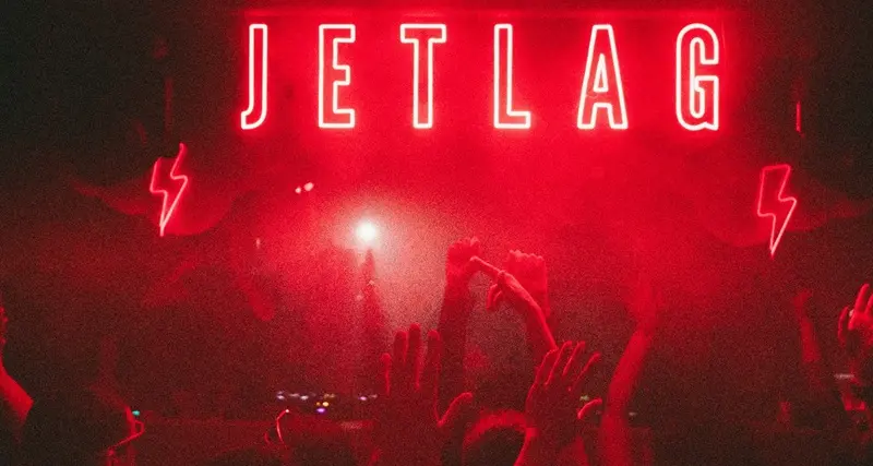 I ragazzi in Sardegna ballano a ritmo di JetLag: dai club ai castelli, uniti dalla musica
