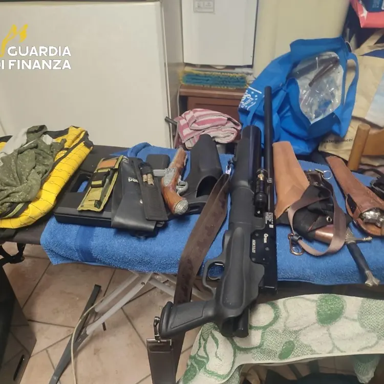 Armi e machete nel doppiofondo dell'auto: arrestato un uomo al porto di Porto Torres