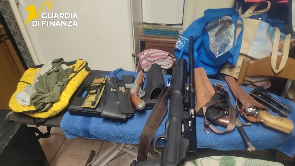 Armi e machete nel doppiofondo dell'auto: arrestato un uomo al porto di Porto Torres