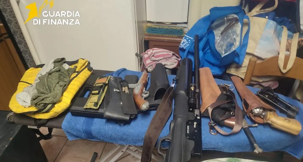 Armi e machete nel doppiofondo dell'auto: arrestato un uomo al porto di Porto Torres