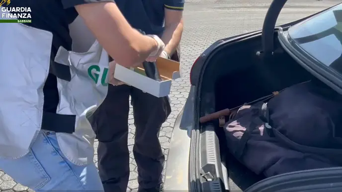 I finanzieri sequestrano armi e machete a un uomo sbarcato a Porto Torres: arrestato | VIDEO