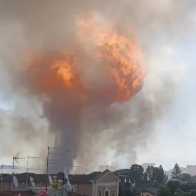 Esplosione a Roma: incendio in un deposito di carburante, feriti e ustionati