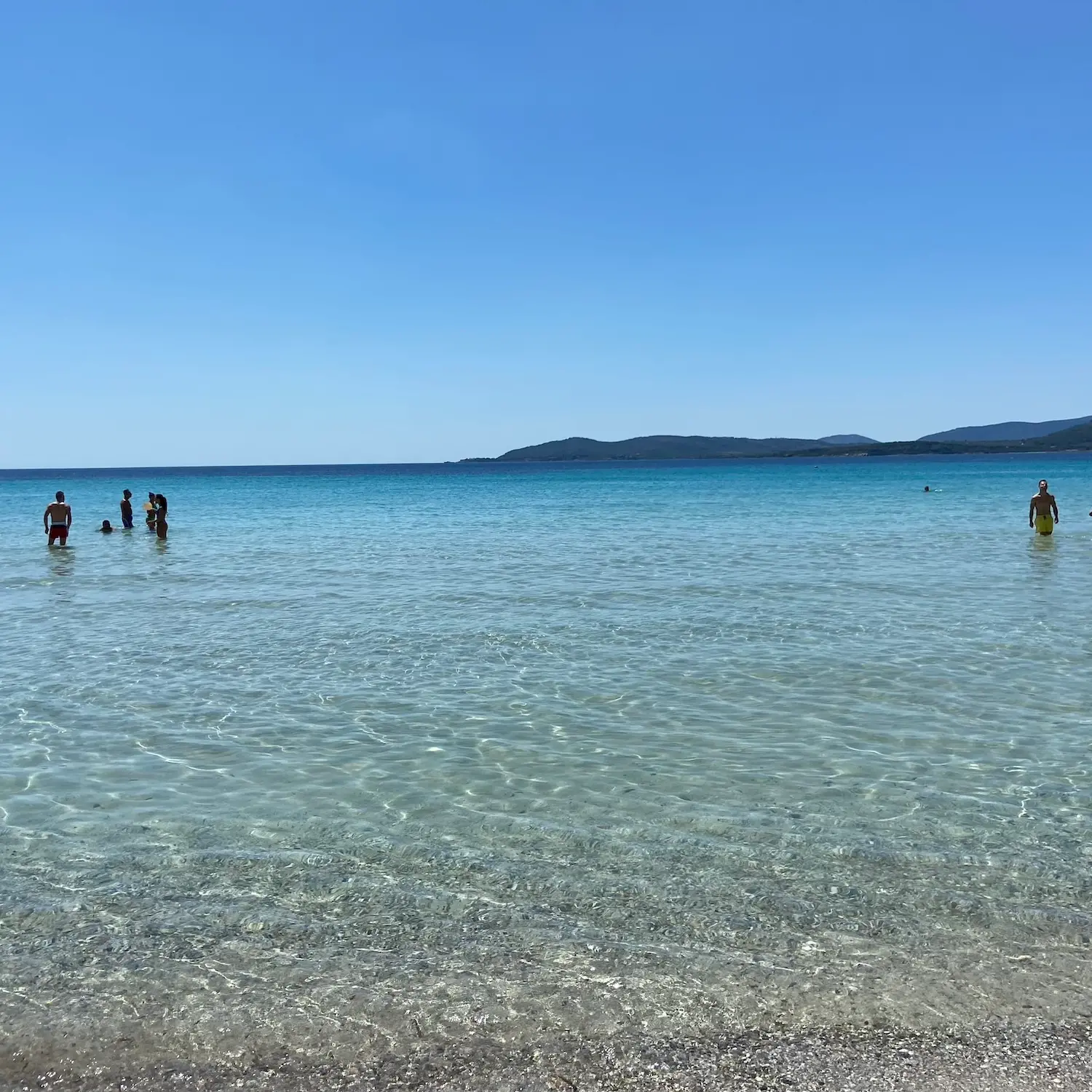 240 euro a settimana per ombrellone e lettino: Alghero tra le spiagge più care d’Italia