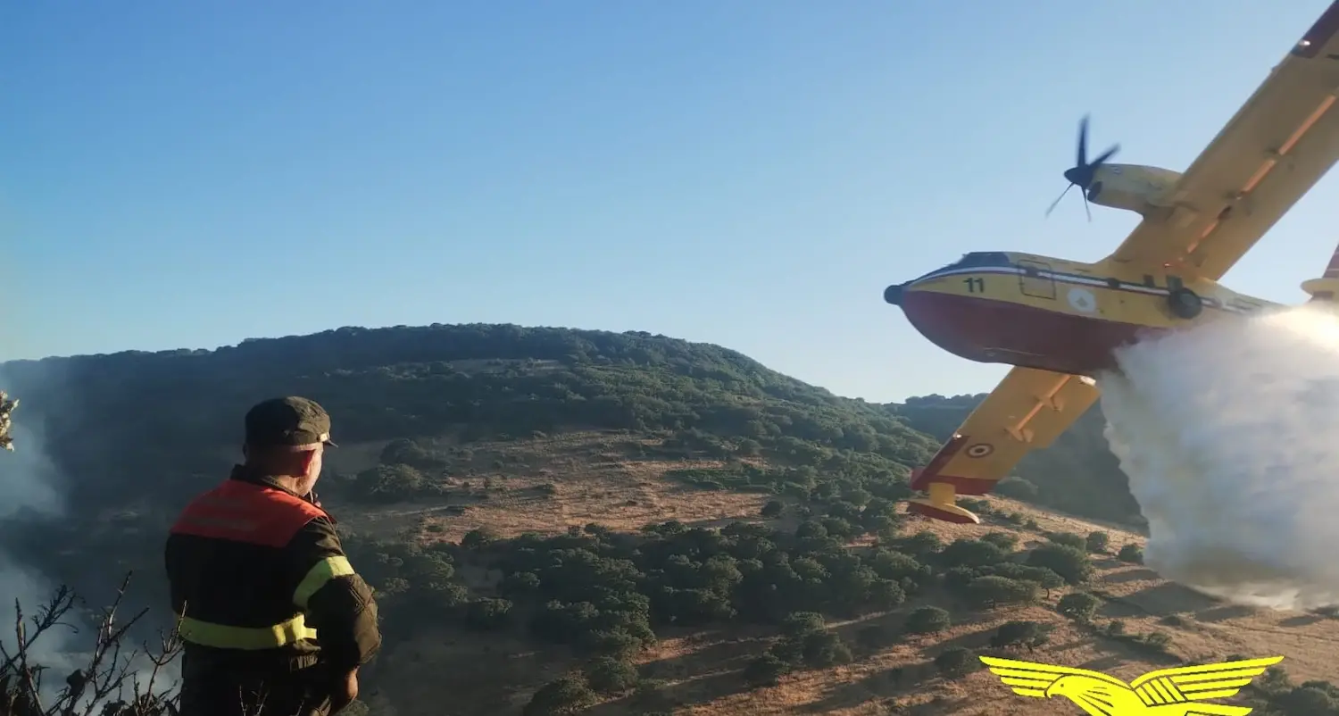 Vasto incendio a Loiri Porto San Paolo, sul posto anche due Canadair