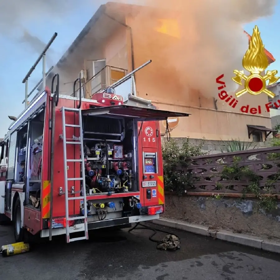 Incendio a Portoscuso: Vigili del Fuoco salvano anziano e figlio disabile
