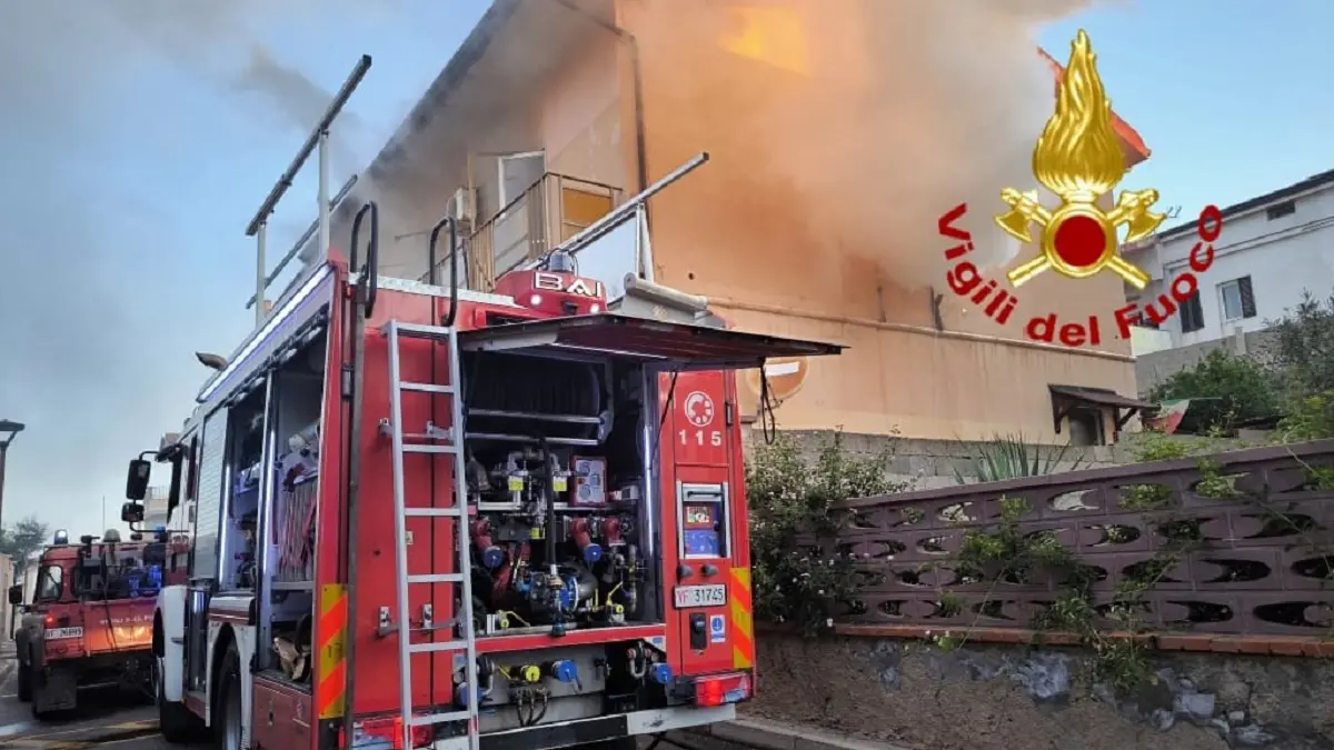 Incendio a Portoscuso: Vigili del Fuoco salvano anziano e figlio disabile