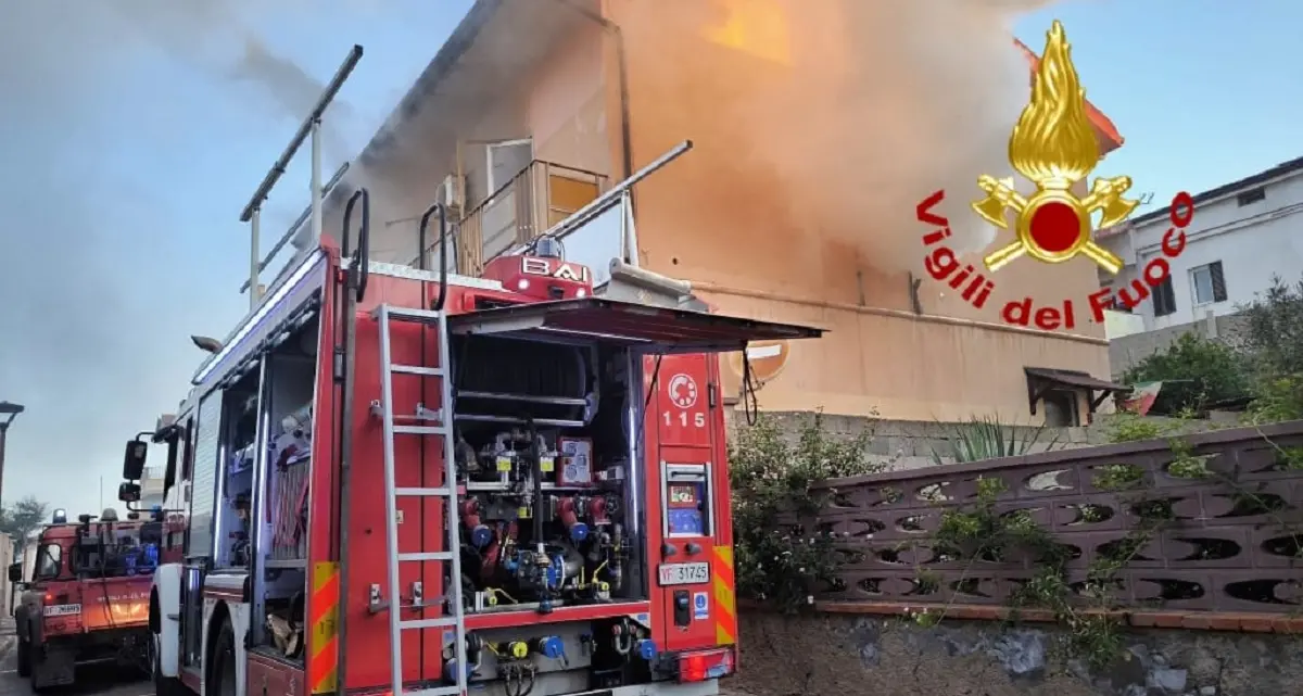 Incendio a Portoscuso: Vigili del Fuoco salvano anziano e figlio disabile