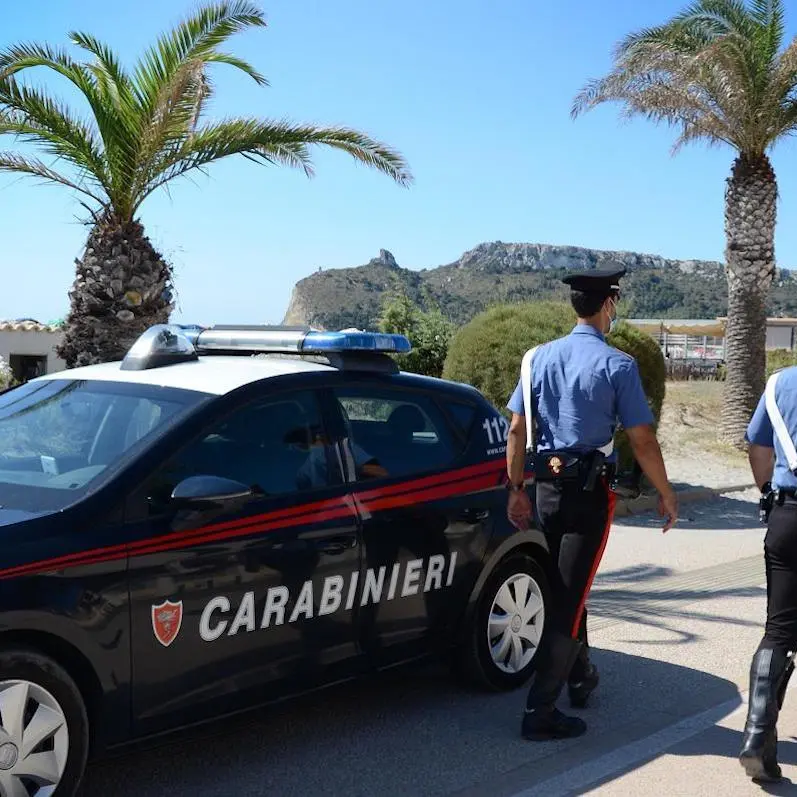 Cagliari, ruba zaini a Marina Piccola e tenta la fuga: giovane arrestato dai carabinieri