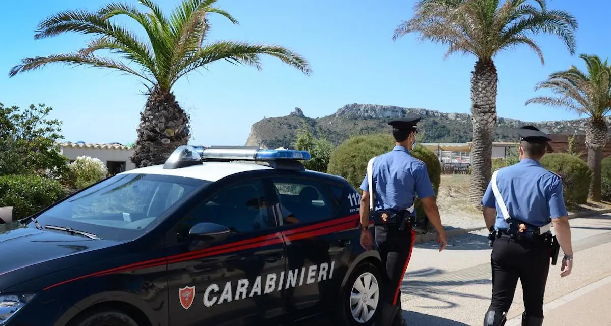 Cagliari, ruba zaini a Marina Piccola e tenta la fuga: giovane arrestato dai carabinieri