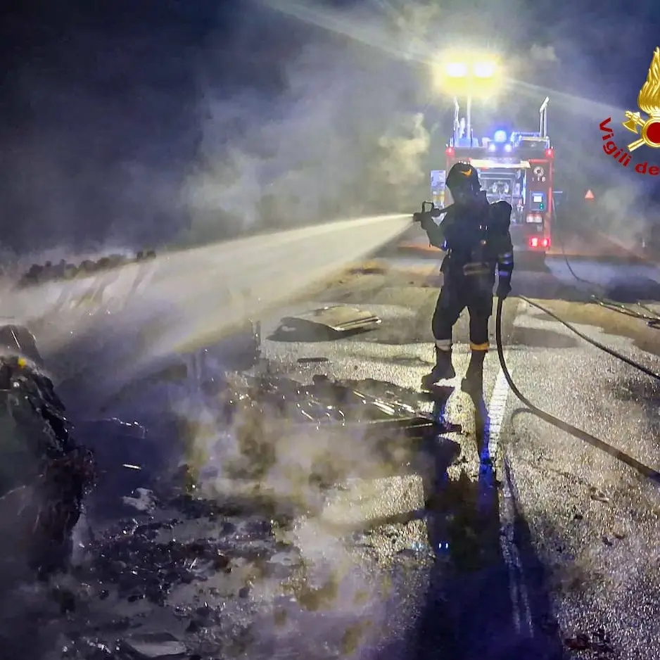 Auto in fiamme mentre viaggia sulla Provinciale 3 a Decimoputzu