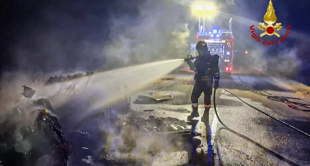 Auto in fiamme mentre viaggia sulla Provinciale 3 a Decimoputzu