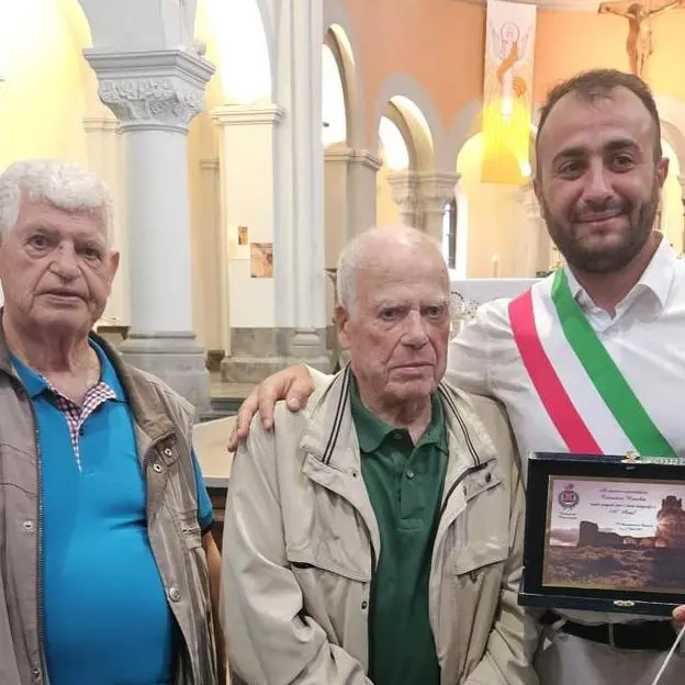 Il sindaco di Chiaramonti a Mons per celebrare i 100 anni di Costantino Manchia