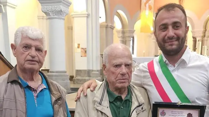 Il sindaco di Chiaramonti a Mons per celebrare i 100 anni di Costantino Manchia