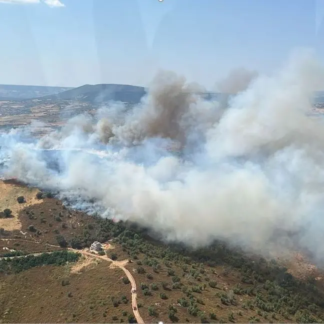 Un’altra giornata di fuoco in Sardegna: undici incendi, disagi anche sulla 131