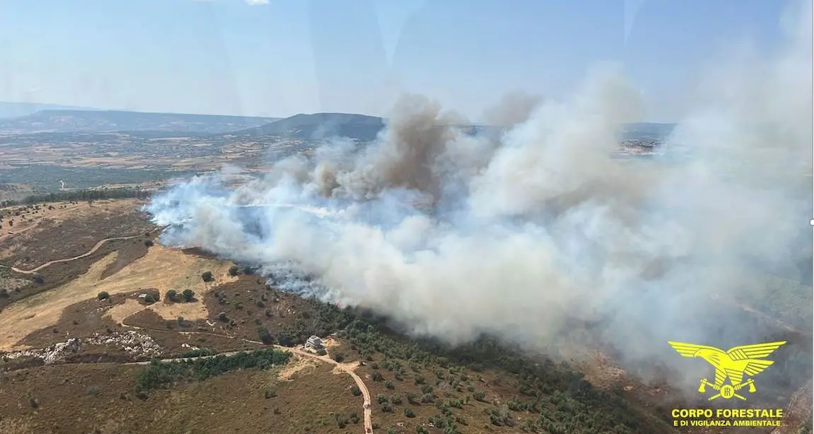 Un’altra giornata di fuoco in Sardegna: undici incendi, disagi anche sulla 131