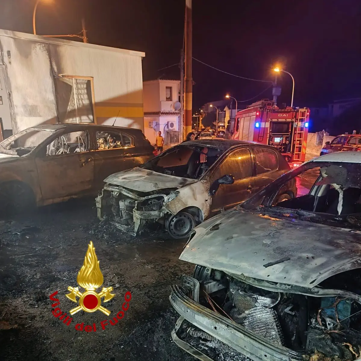 Notte di paura a Siniscola: incendio devasta un'officina