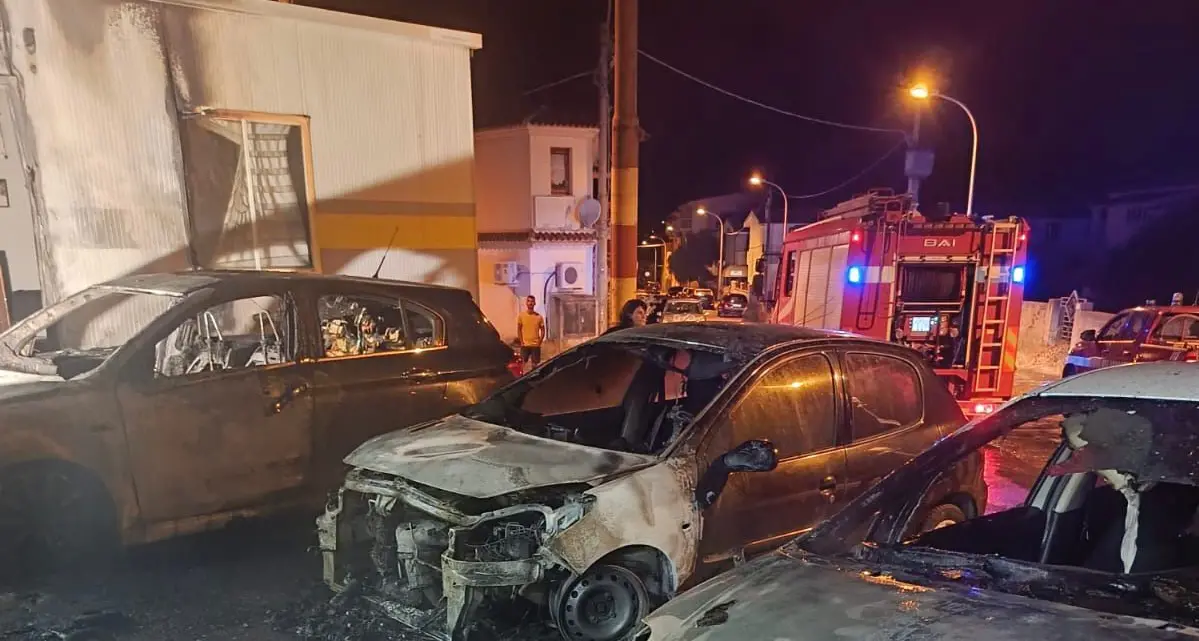 Notte di paura a Siniscola: incendio devasta un'officina