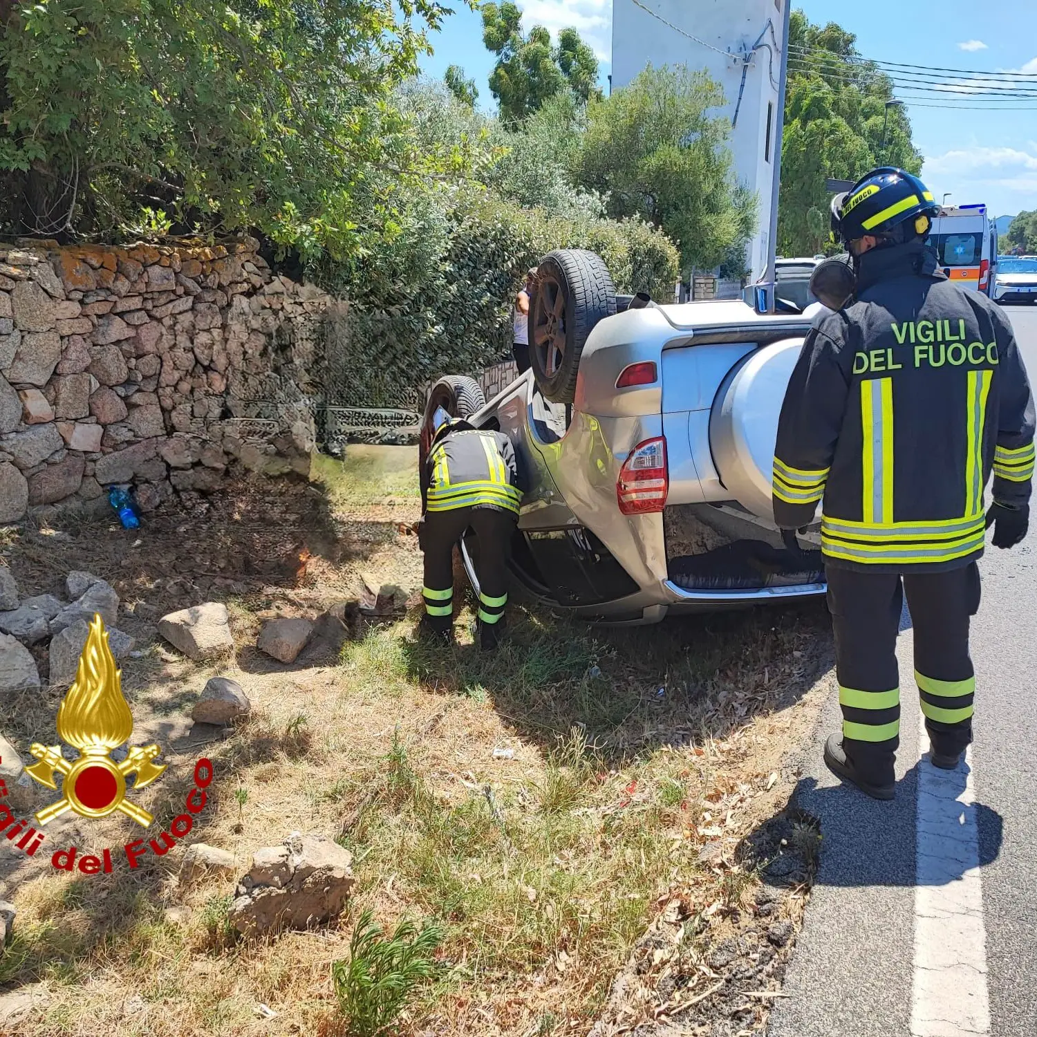 Auto esce fuori strada e si ribalta a Straulas: due feriti