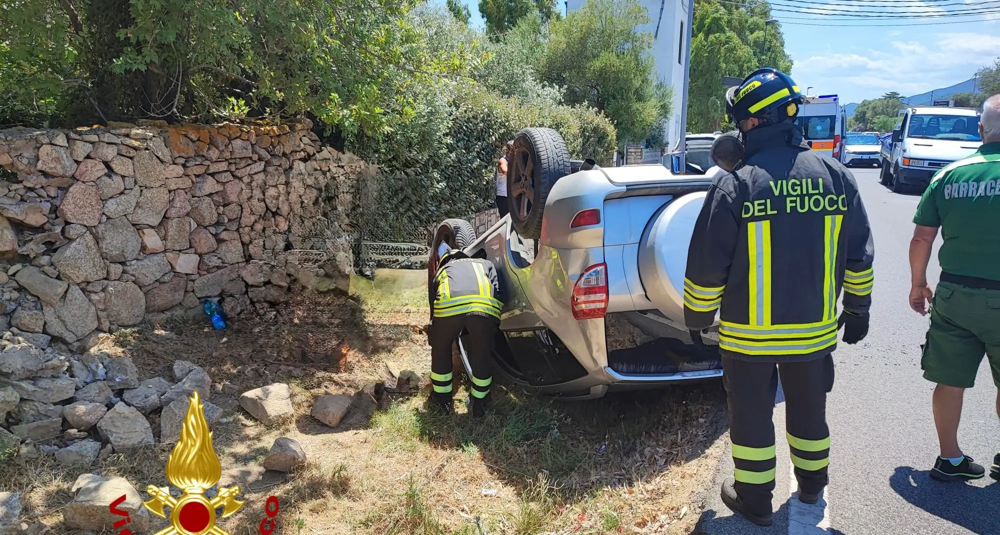 Auto esce fuori strada e si ribalta a Straulas: due feriti