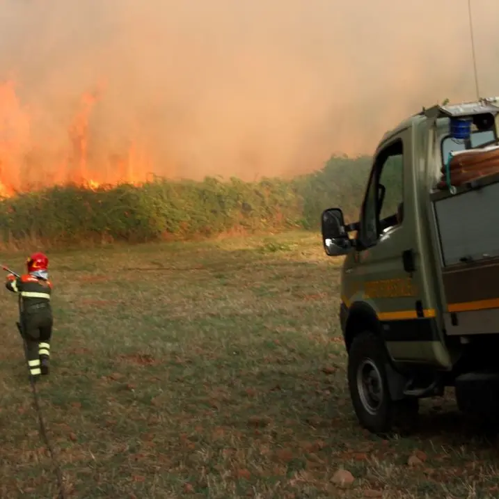 In Sardegna 13 incendi oggi: a Villasalto e Usini si alzano in volo gli elicotteri