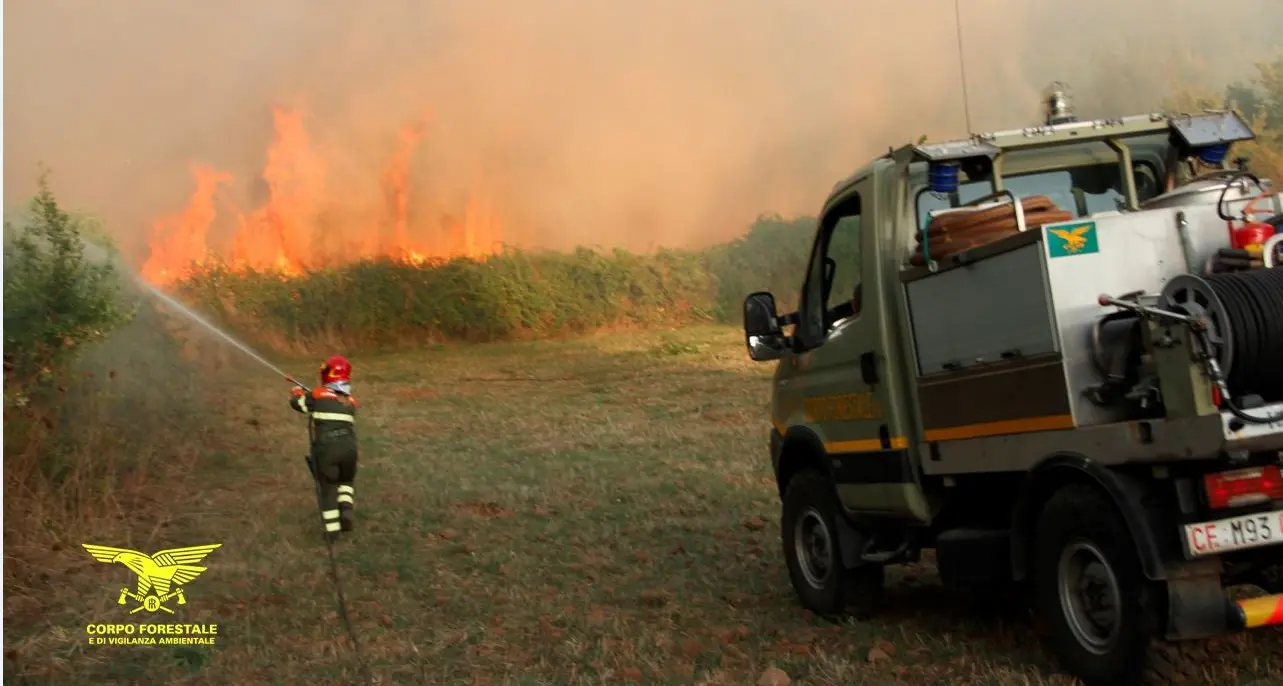 In Sardegna 13 incendi oggi: a Villasalto e Usini si alzano in volo gli elicotteri