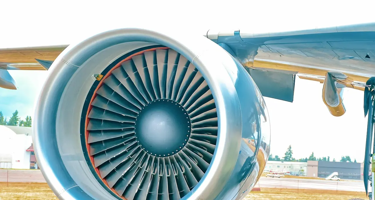 Uomo muore risucchiato dal motore di un aereo a Orio al Serio