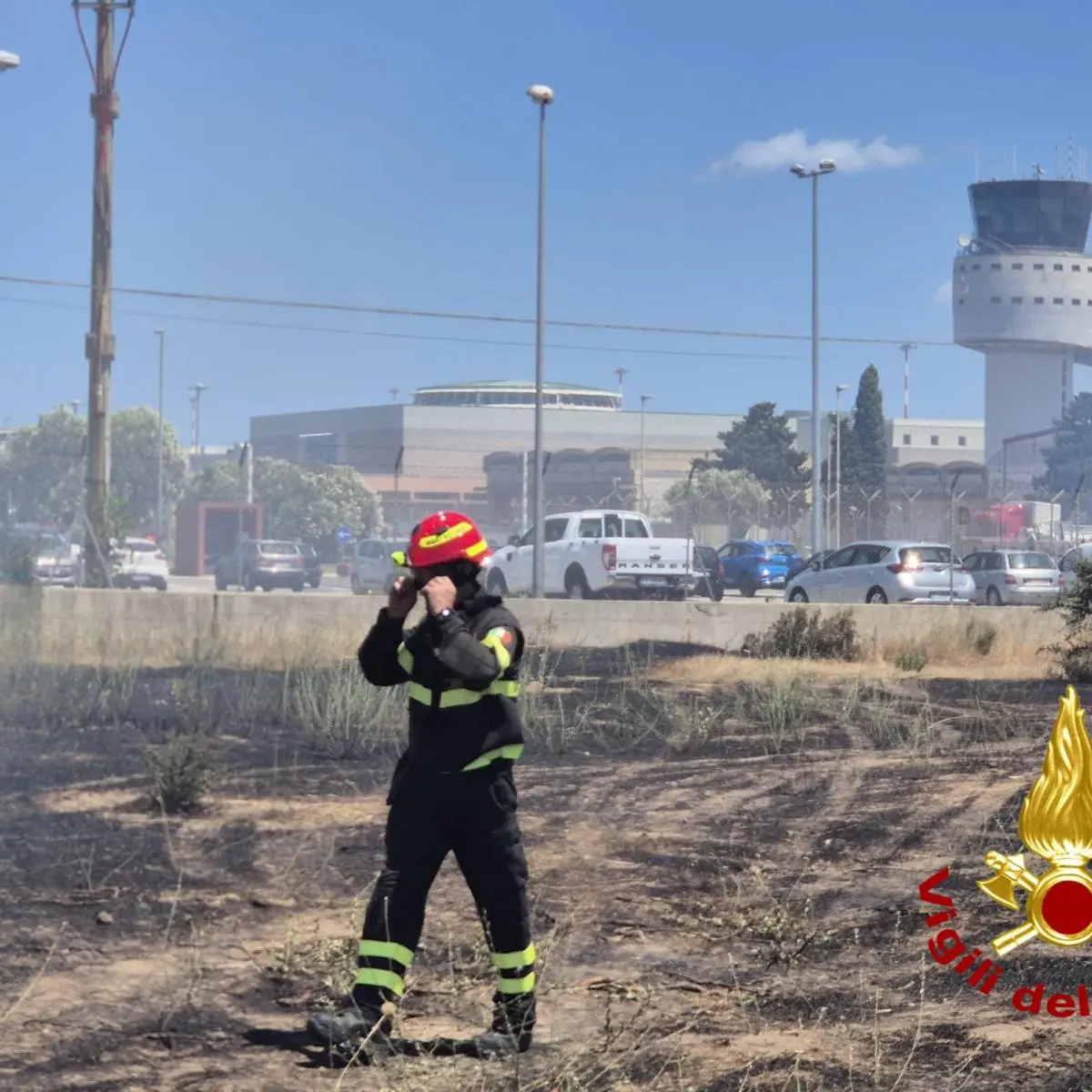 Vasto incendio a ridosso dell'aeroporto di Olbia: uomini e mezzi in azione