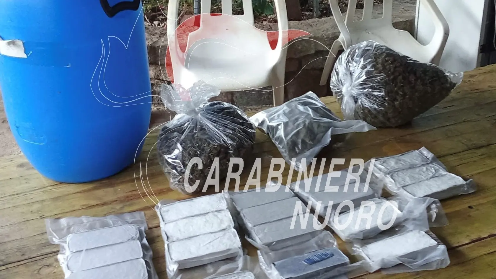 Piantagione di marijuana nascosta in un bunker a Gavoi: due arresti e una denuncia