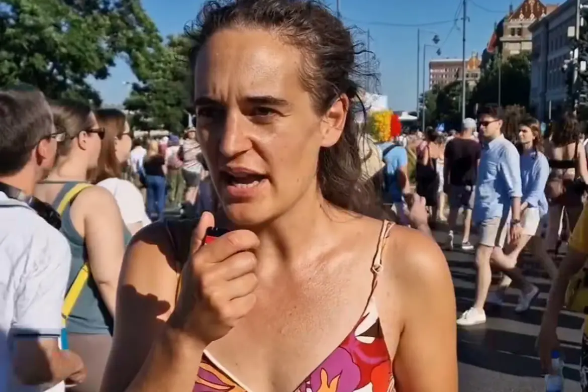 <p>Carola Rackete, fotogramma da video Instagram</p>\\n
