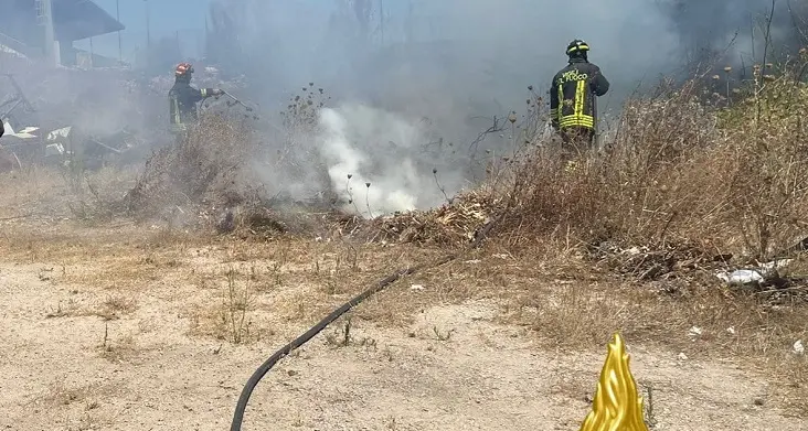 Incendio a La Maddalena, Vigili del fuoco in azione per proteggere un'azienda