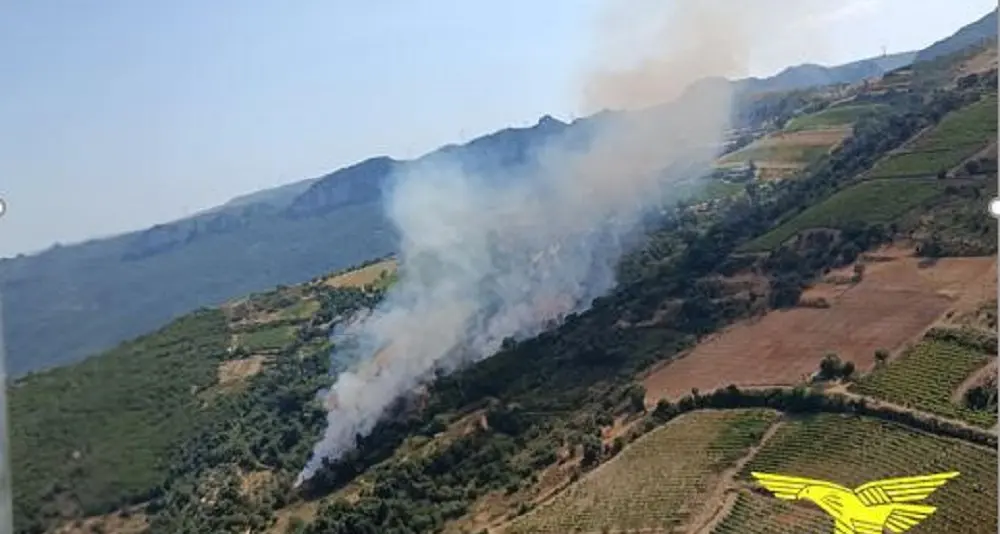 Vasto incendio a Sedilo, venti i roghi in Sardegna oggi