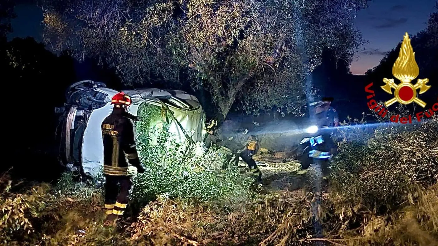 Auto fa un volo di 20 metri e si ribalta, ma il conducente è introvabile: mistero a Uri