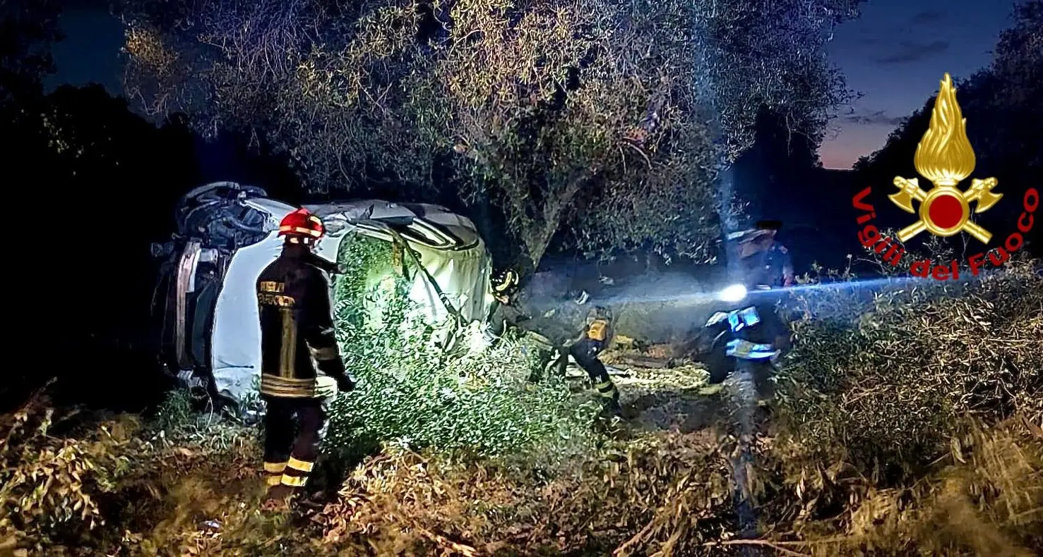 Auto fa un volo di 20 metri e si ribalta, ma il conducente è introvabile: mistero a Uri