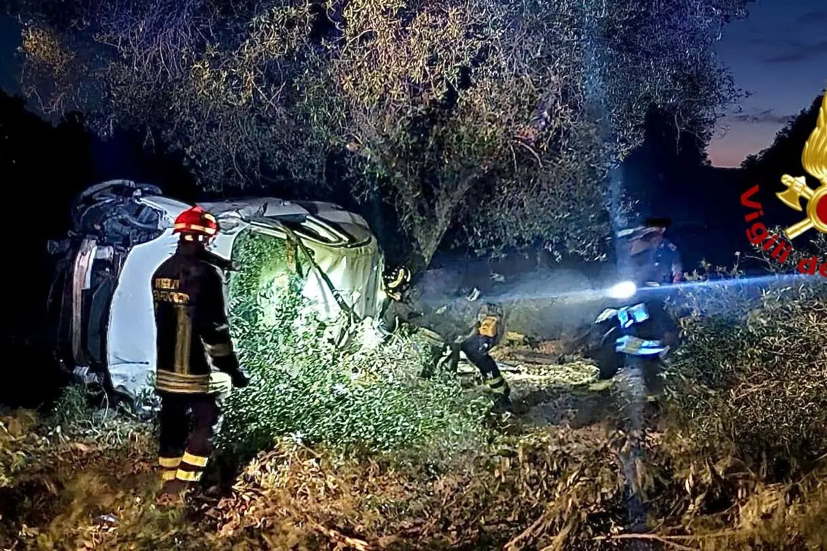 Auto fa un volo di 20 metri e si ribalta, ma il conducente è introvabile: mistero a Uri