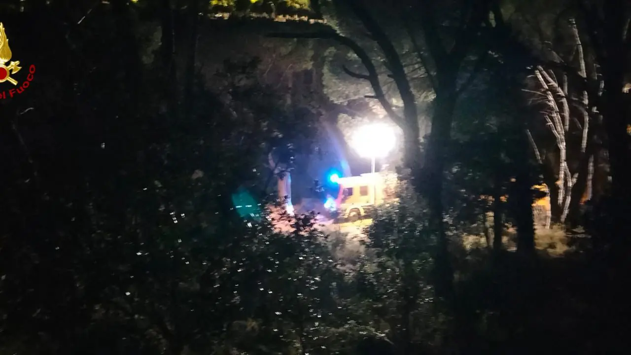 Notte di paura a Nuoro per un incendio vicino alla Chiesa della Solitudine