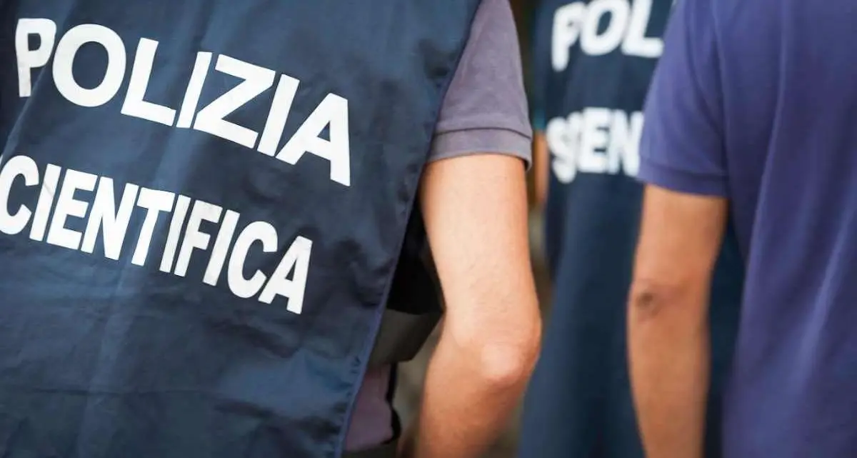 Resti misteriosi a Bados: bagnanti danno l’allarme, indaga la Scientifica