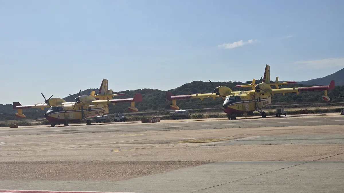 Incendio a Carbonia: evacuate case e campo rom, in azione Canadair ed elicotteri