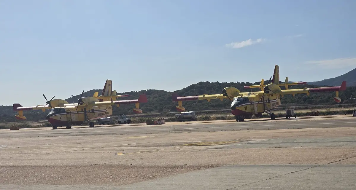 Incendio a Carbonia: evacuate case e campo rom, in azione Canadair ed elicotteri