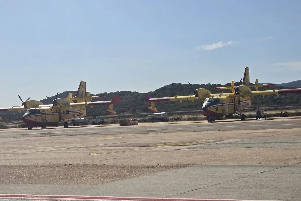 Incendio a Carbonia: evacuate case e campo rom, in azione Canadair ed elicotteri