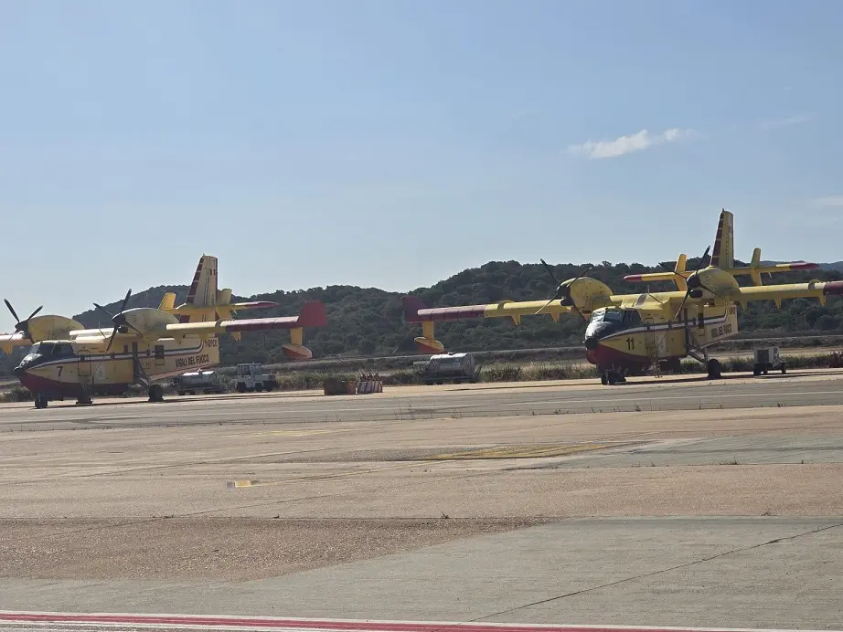 Incendio a Carbonia: evacuate case e campo rom, in azione Canadair ed elicotteri