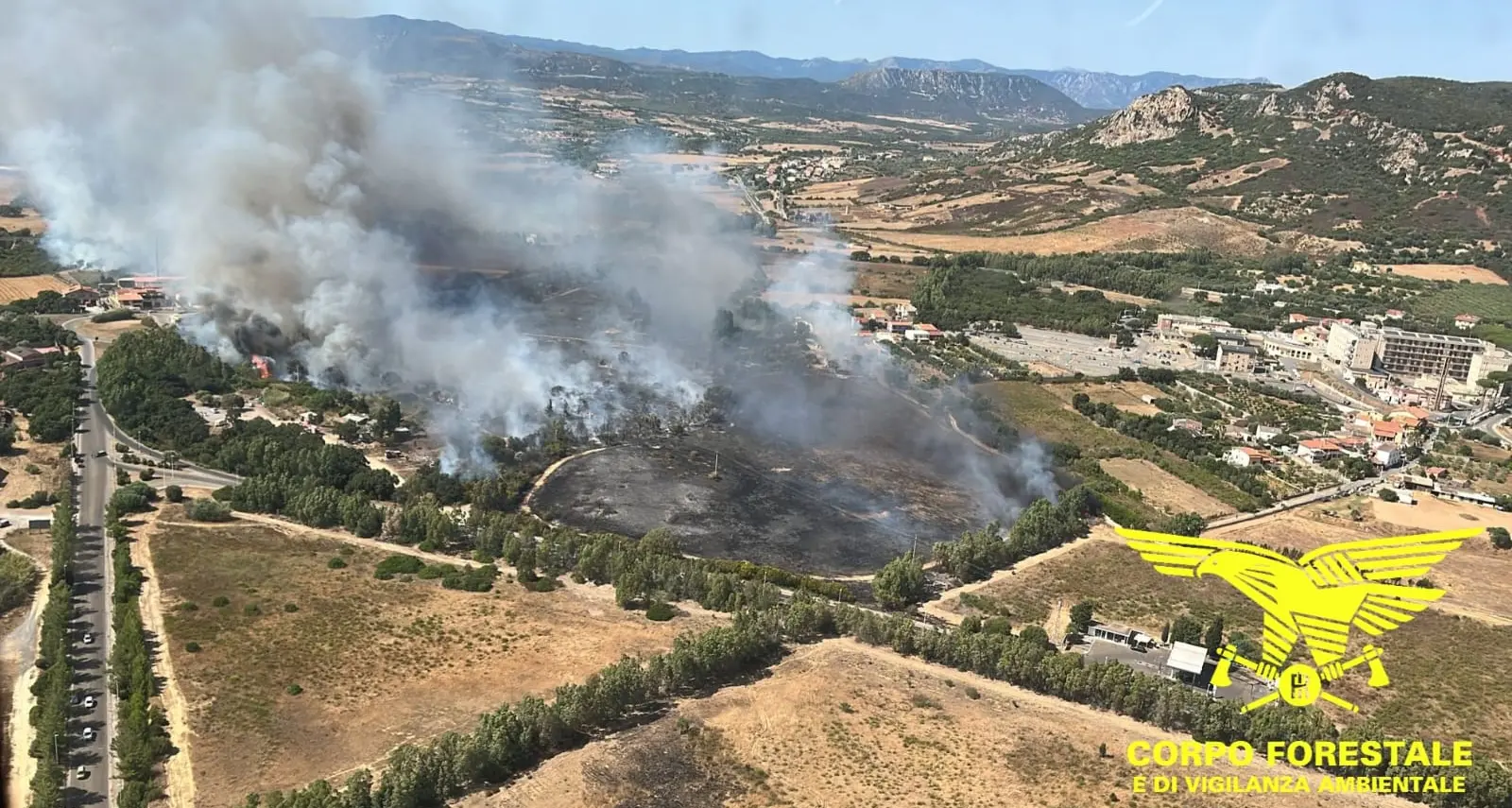 Trenta incendi in Sardegna: Carbonia in fiamme, mezzi aerei in azione