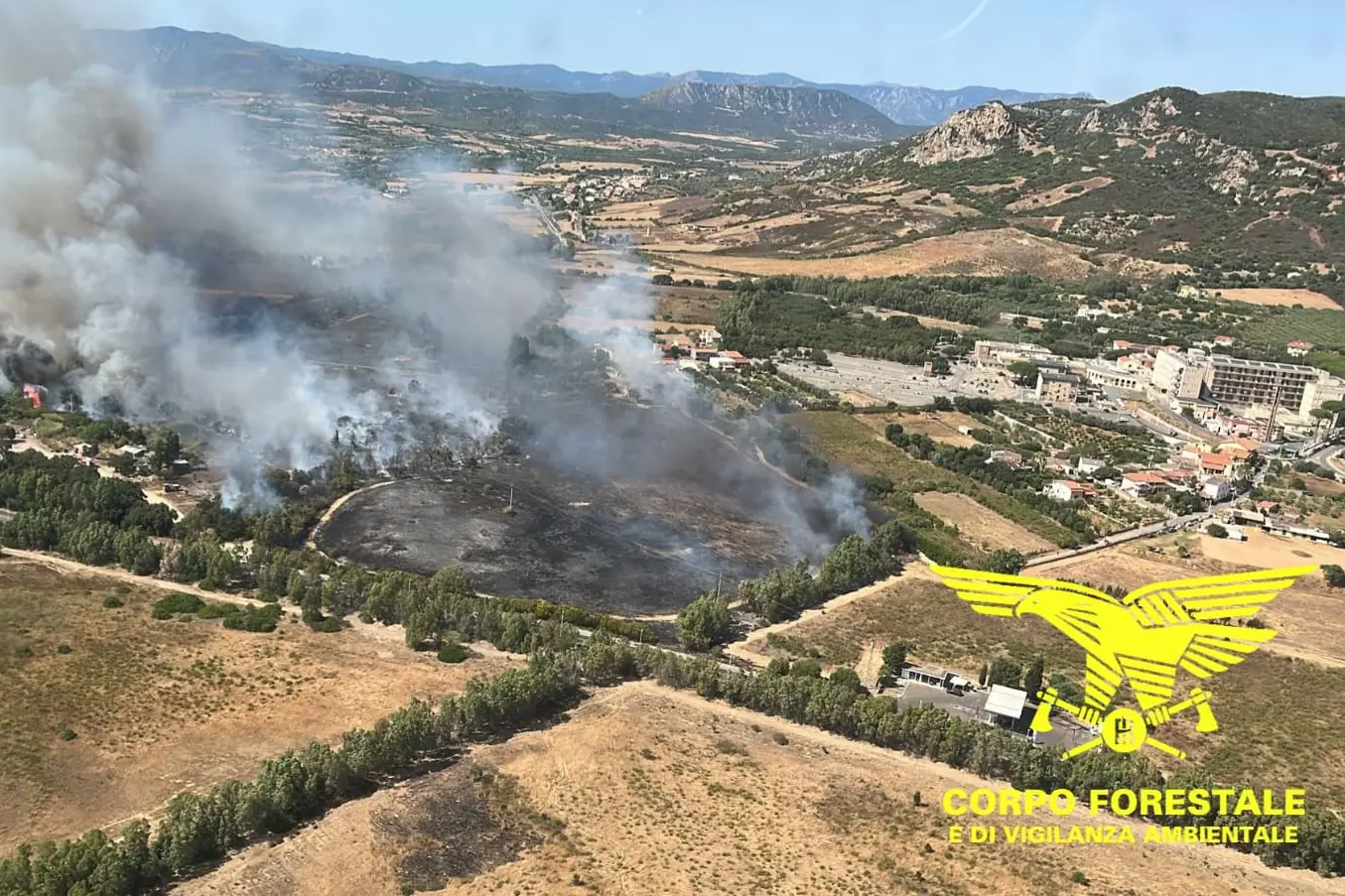 Trenta incendi in Sardegna: Carbonia in fiamme, mezzi aerei in azione