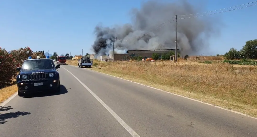 Incendio devasta un capannone agricolo: paura a Villasor