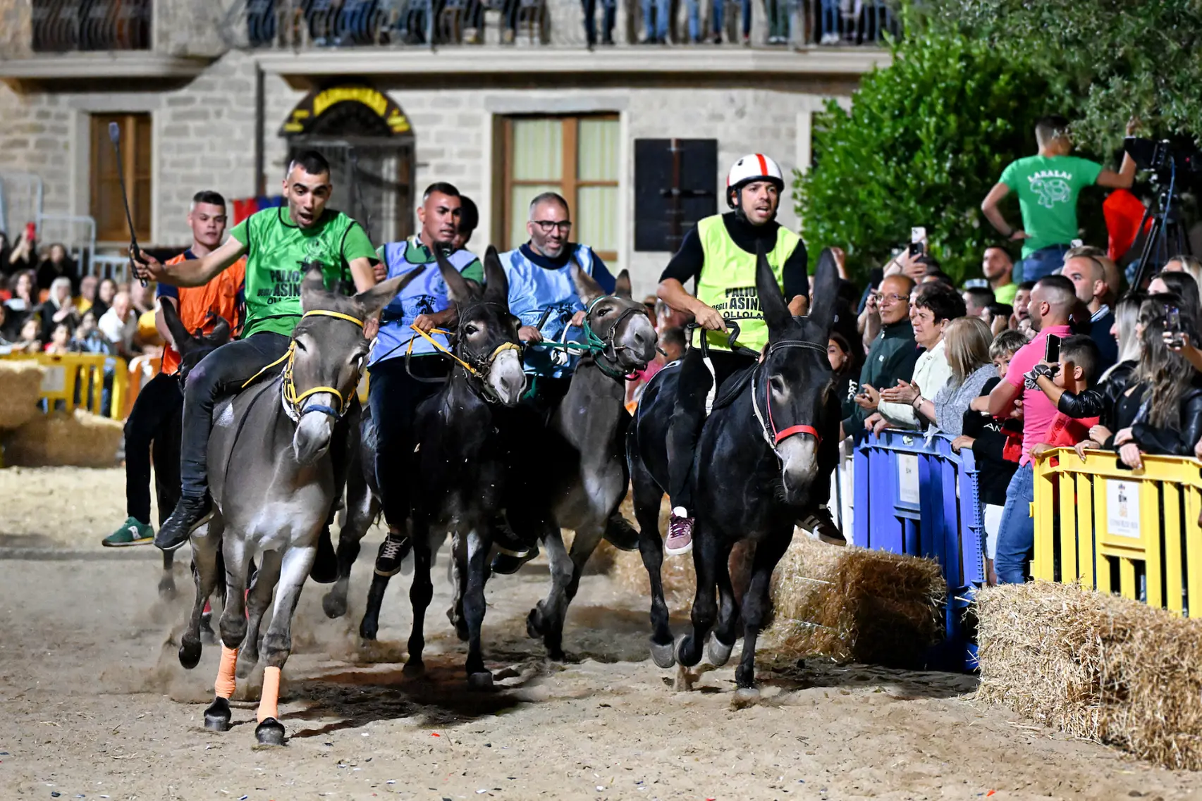 Palio di Ollolai: trionfa Talanas su Django. Vihinados: il Gonfalone a Su Montricu