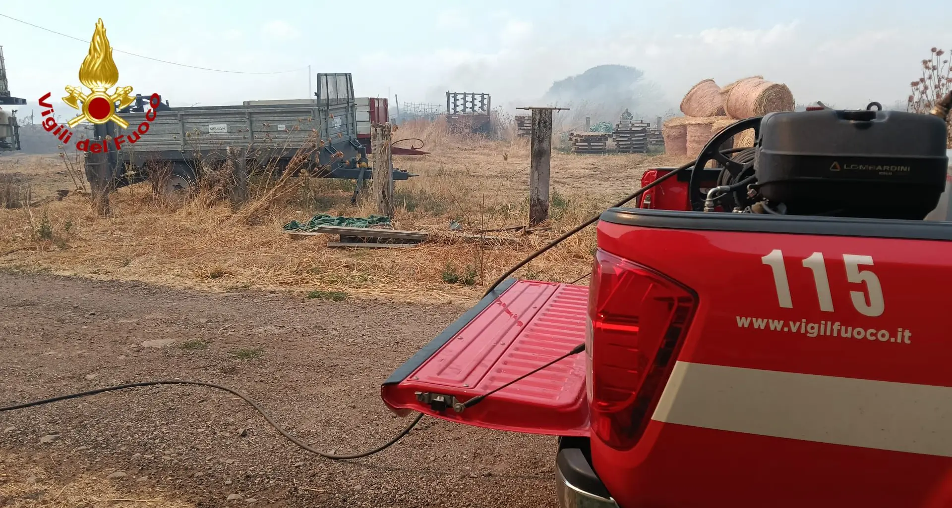 Azienda agricola a Sindia circondata dalle fiamme