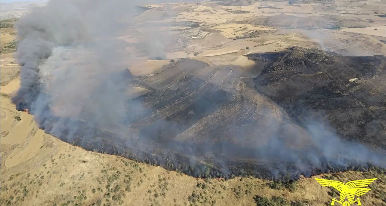 Incendi in tutta l’Isola: elicotteri e Canadair in azione tra Sindia, Sardara e Carbonia