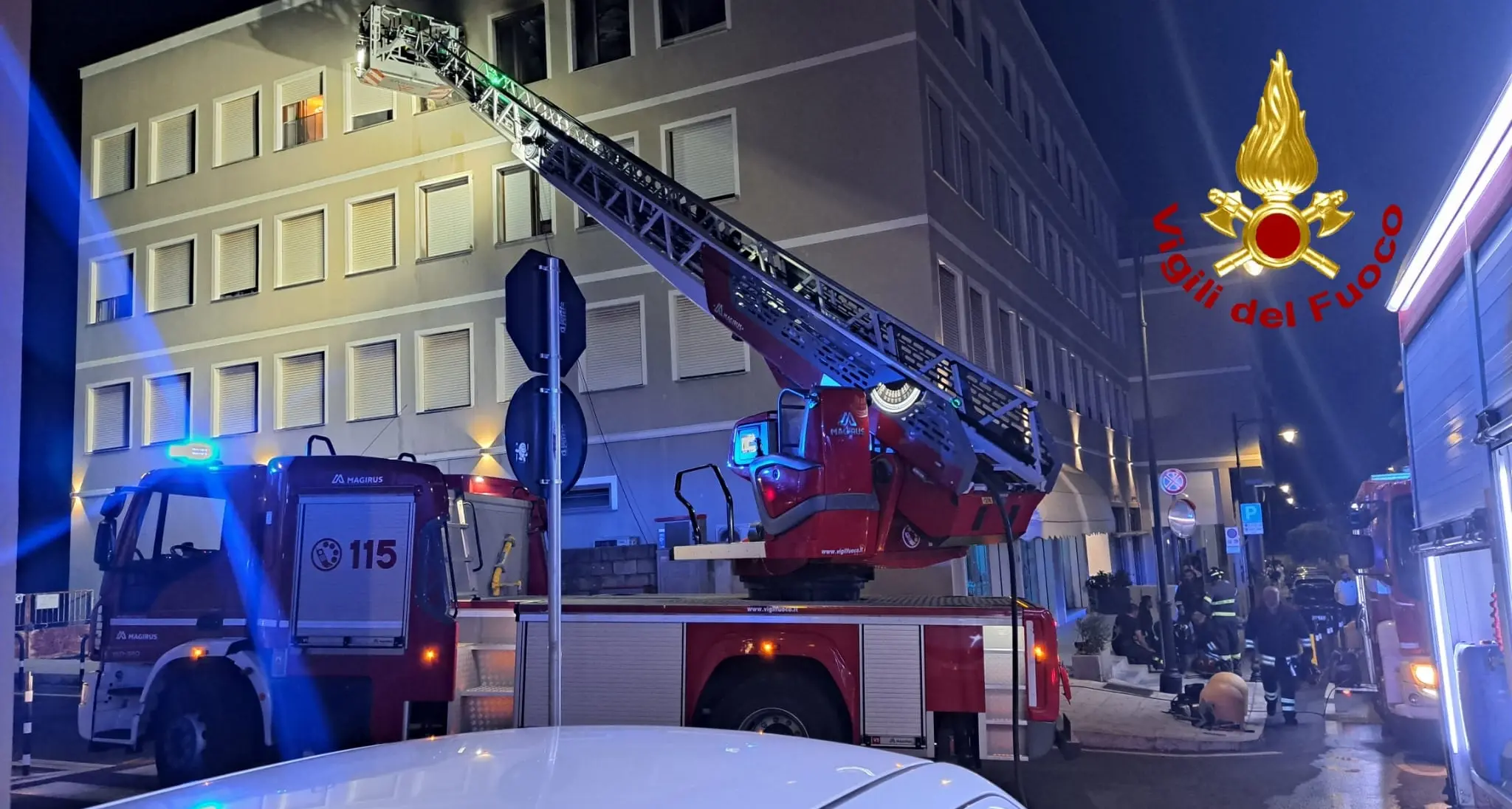 Incendio nella notte a Olbia: evacuato palazzo in via De Filippi