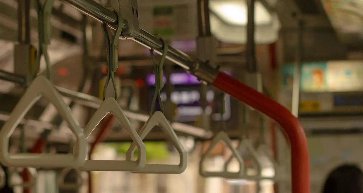 Sconti su bus e treni per studenti: agevolazioni fino all’80% in Sardegna